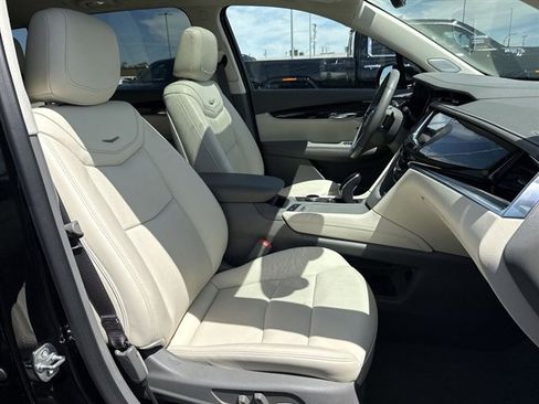 Certified 2024 Cadillac XT6 Premium Luxury w/ LPO, Floor Liner Package AWD/4WD image 32