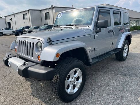 Used 2013 Jeep Wrangler Unlimited Sahara w/ Connectivity Group AWD/4WD image 8