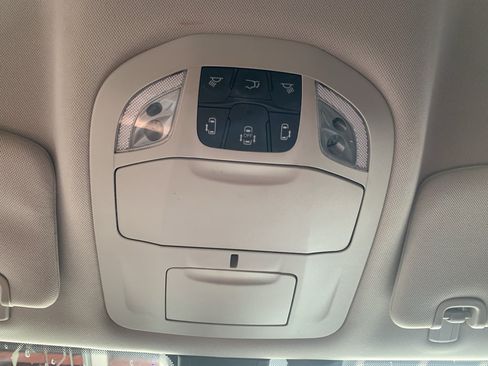 Used 2019 Chrysler Pacifica Touring Plus w/ Tire & Wheel Group FWD image 28