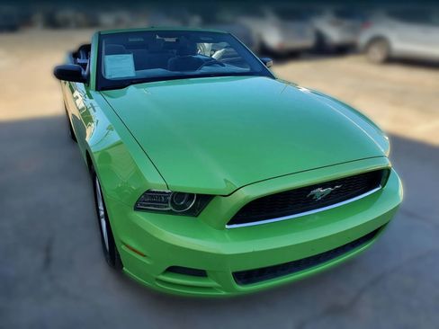 Used 2013 Ford Mustang Convertible RWD image 18