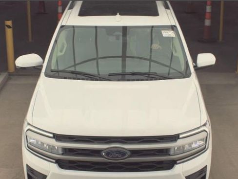 Used 2023 Ford Expedition XLT image 2