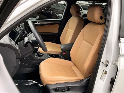 Used 2023 Volkswagen Tiguan SE image 9