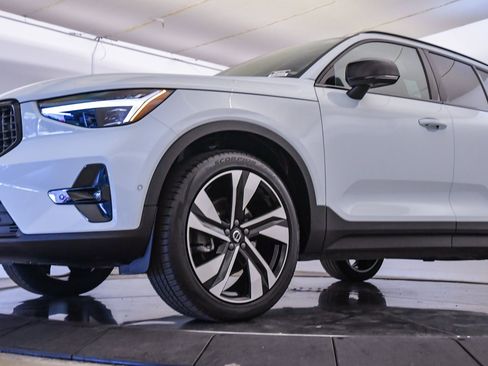 Used 2025 Volvo XC40 B5 Ultra w/ Climate Package image 9