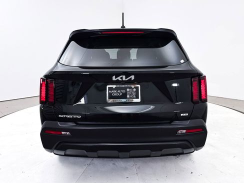 Used 2023 Kia Sorento LX image 17