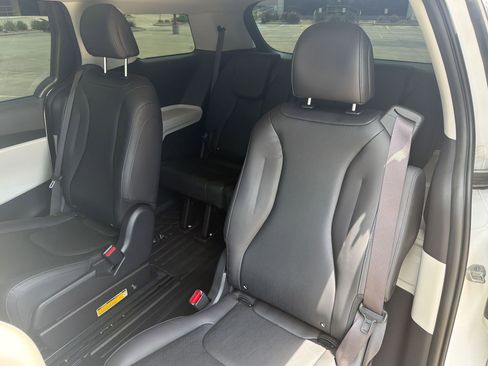Used 2023 Kia Carnival LX FWD image 25