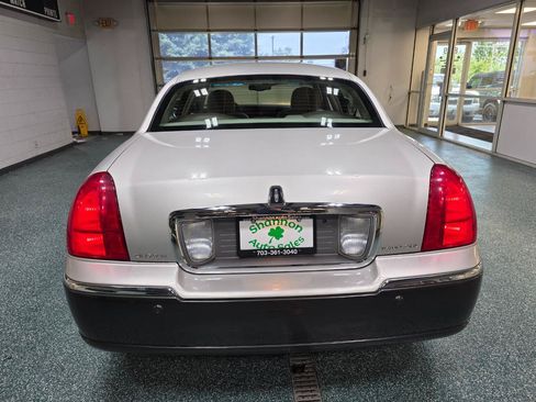 Used 2005 Lincoln Town Car Signature RWD image 8