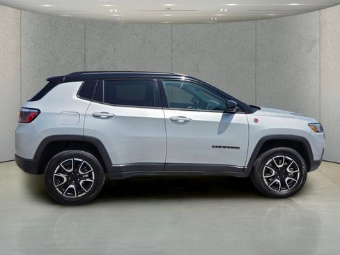Used 2024 Jeep Compass Trailhawk AWD/4WD image 6
