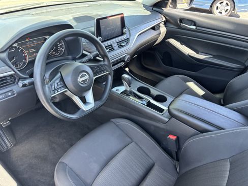 Used 2025 Nissan Altima 2.5 SV FWD image 17
