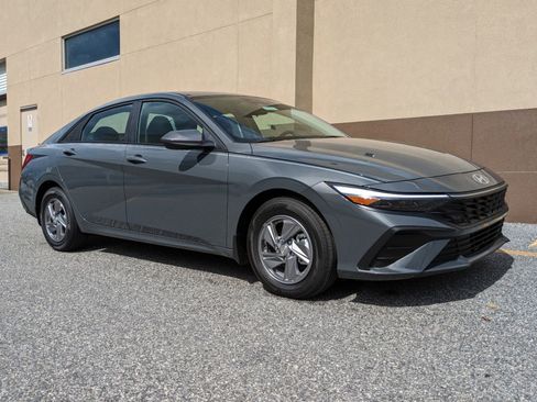 New 2026 Hyundai Elantra SE FWD image 2