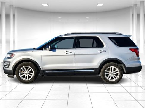 Used 2017 Ford Explorer XLT w/ Equipment Group 202A image 2