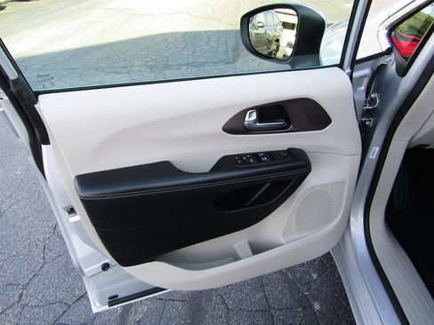 Used 2022 Chrysler Voyager LX FWD image 28