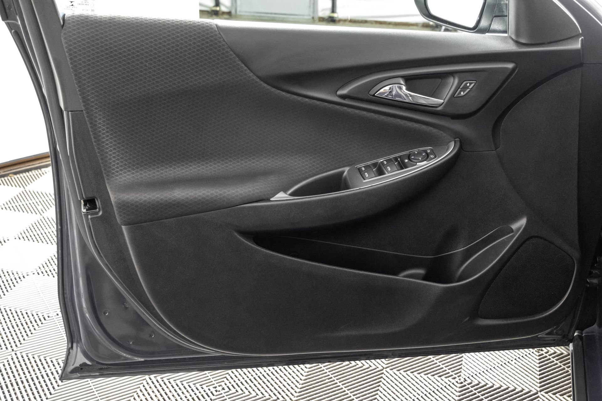 Used 2025 Chevrolet Malibu RS FWD image 34