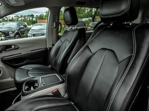 Used 2023 Chrysler Pacifica Touring-L FWD image 16