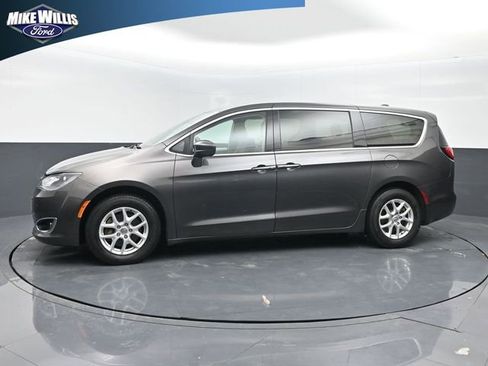 Used 2020 Chrysler Pacifica Touring w/ Advanced Safetytec Group FWD image 4