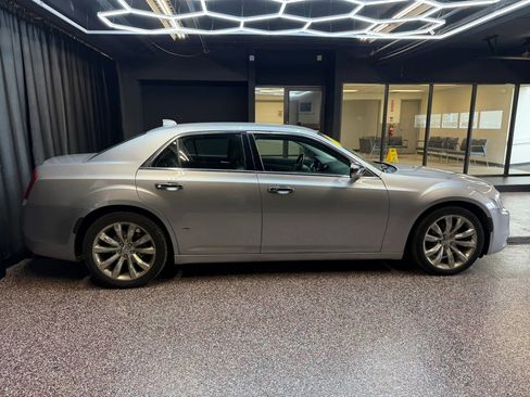 Used 2018 Chrysler 300 Limited RWD image 9