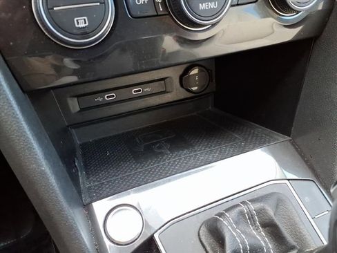 Used 2021 Volkswagen Tiguan SE image 23