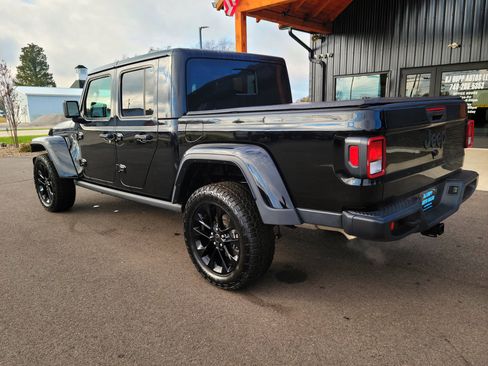 Used 2025 Jeep Gladiator Sport image 6