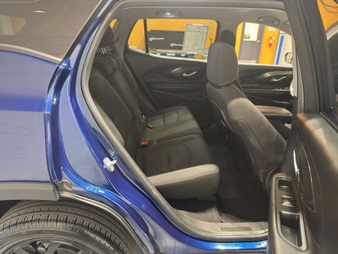 Used 2022 GMC Terrain SLE w/ Driver Convenience Package image 19