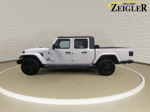 Used 2022 Jeep Gladiator Sport image 8
