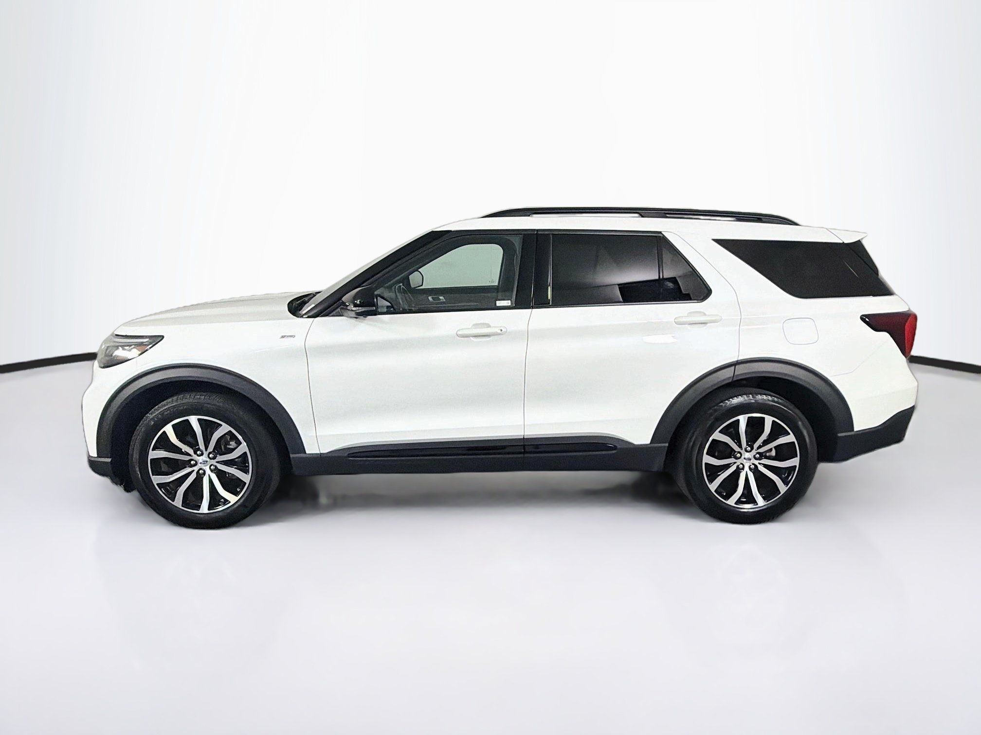 Used 2025 Ford Explorer ST-Line AWD/4WD image 4