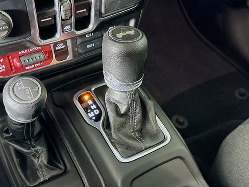 Used 2025 Jeep Wrangler Willys image 23