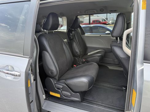 Used 2014 Toyota Sienna SE FWD image 11