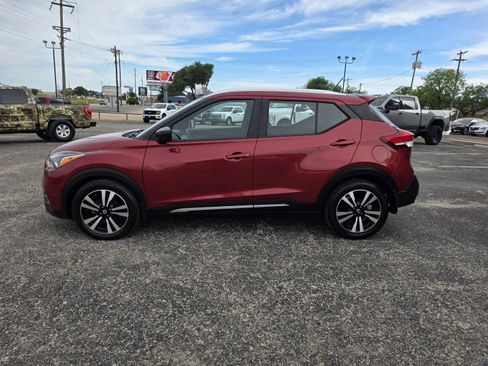 Used 2018 Nissan Kicks SR FWD image 4