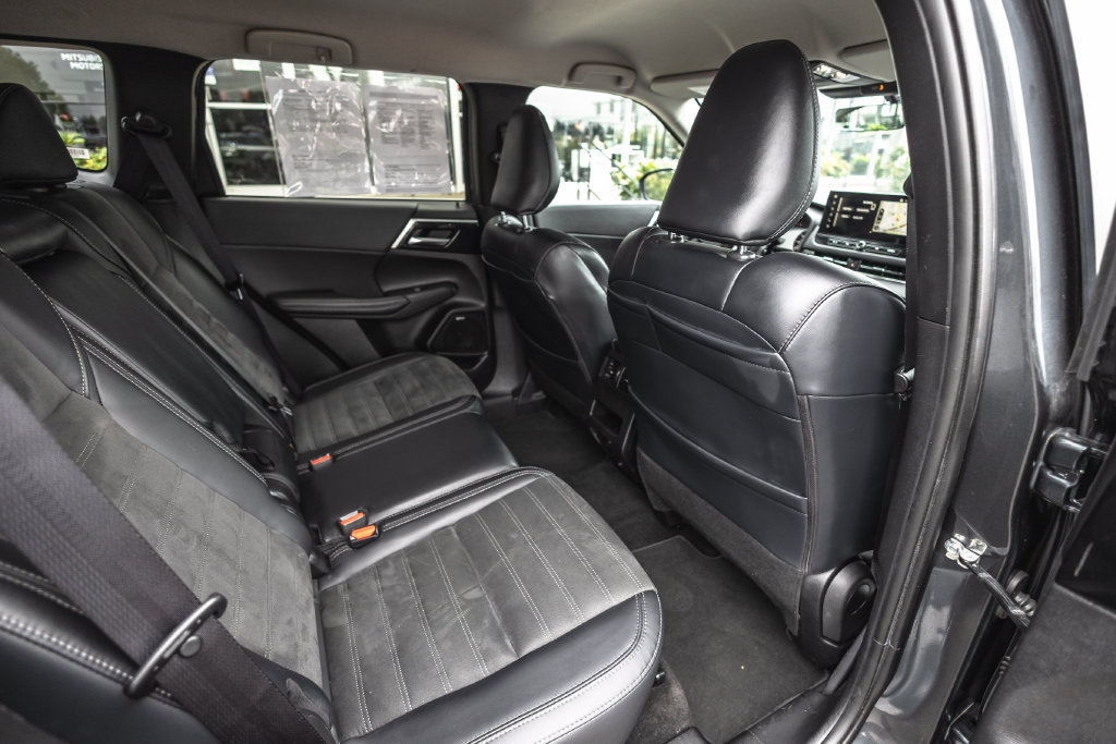 Used 2025 Mitsubishi Outlander SE FWD image 28