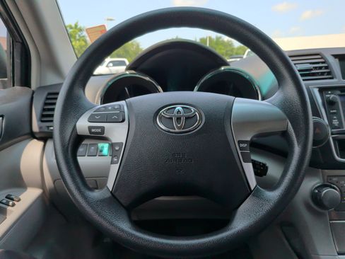 Used 2013 Toyota Highlander Plus FWD image 19