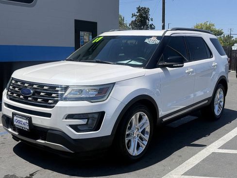 Used 2017 Ford Explorer XLT w/ Equipment Group 202A FWD image 3