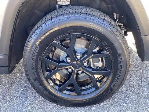 Certified 2024 Jeep Grand Cherokee L Altitude image 15