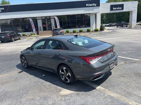 Used 2023 Hyundai Elantra Limited FWD image 5