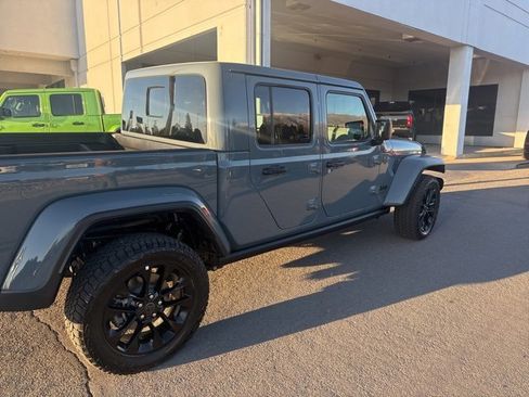 Used 2025 Jeep Gladiator Sport image 2