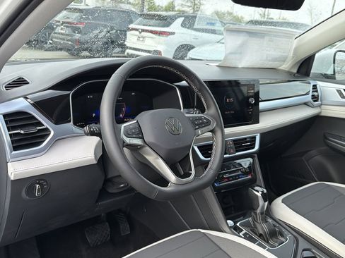 New 2026 Volkswagen Taos SE FWD image 10