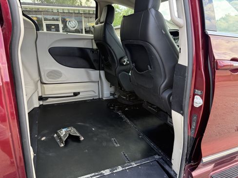 Used 2020 Chrysler Pacifica Touring-L FWD image 31