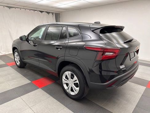 Used 2025 Chevrolet Trax LS FWD image 4