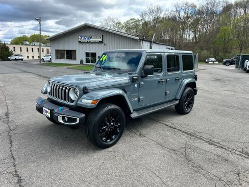 Used 2024 Jeep Wrangler Sahara w/ Technology Group AWD/4WD image 2