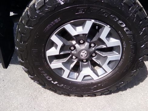 Used 2023 Toyota Tacoma TRD Off-Road w/ Technology Package image 4