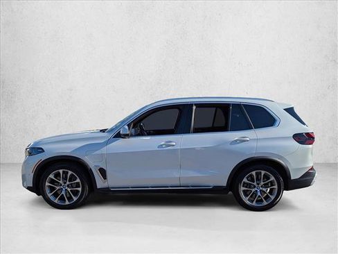 Used 2025 BMW X5 xDrive50e image 9