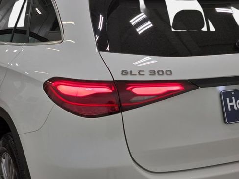 Used 2025 Mercedes-Benz GLC 300 4MATIC image 34