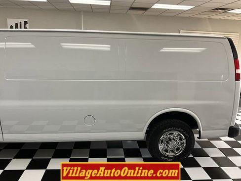 Used 2017 Chevrolet Express 2500 Extended RWD image 9