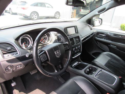 Used 2015 Dodge Grand Caravan SXT FWD image 16