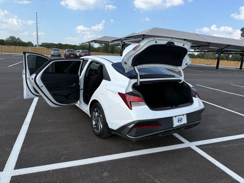 Certified 2024 Hyundai Elantra SEL image 25