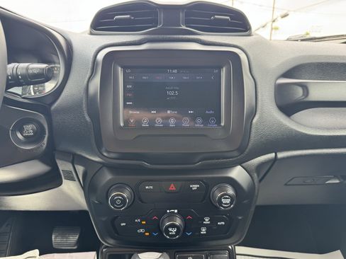 Used 2019 Jeep Renegade Latitude FWD image 11