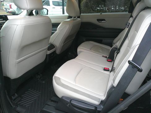 Used 2022 Nissan Pathfinder SL w/ SL Black Package image 30