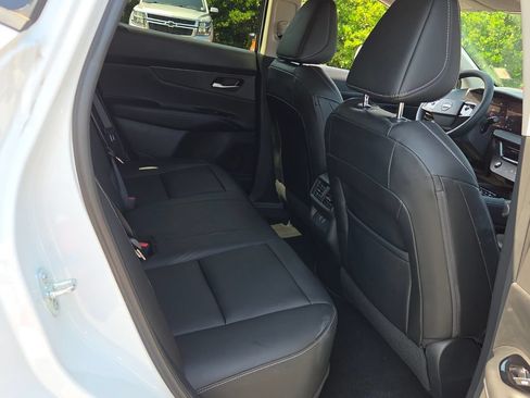 Used 2025 Nissan Murano SV AWD/4WD image 15