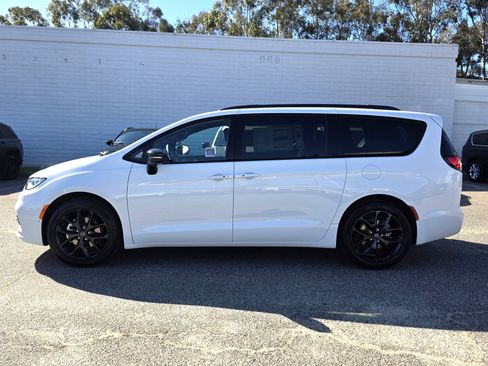 New 2026 Chrysler Pacifica Limited w/ S Appearance Package image 2