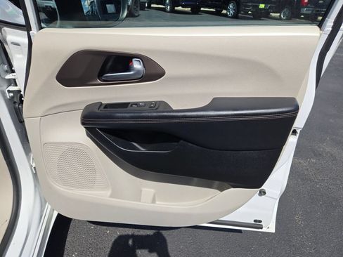 Used 2017 Chrysler Pacifica Touring FWD image 11