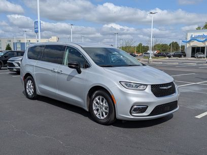 Used 2024 Chrysler Pacifica Touring-L
