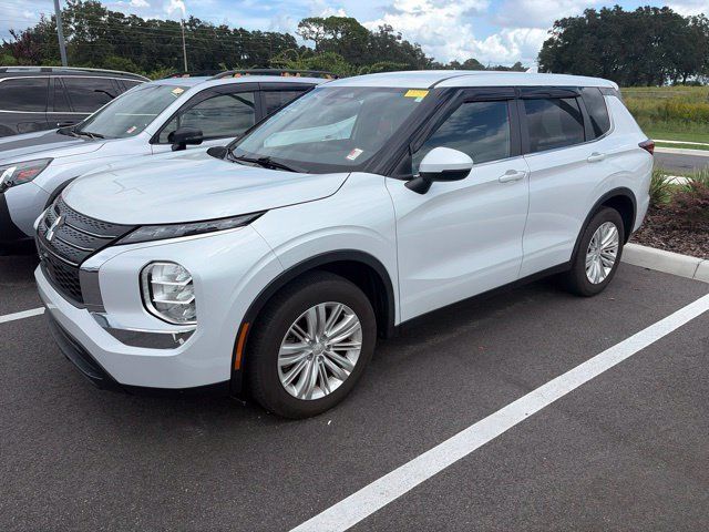 Used 2024 Mitsubishi Outlander ES FWD image 1